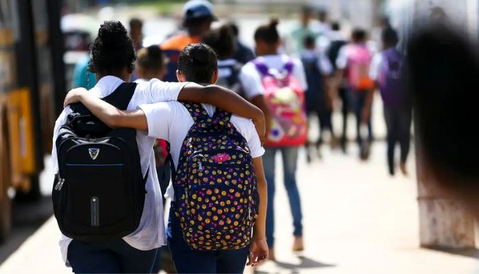 Brasil discute estratégias para melhorar educação para a adolescência